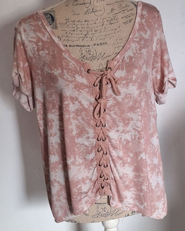 Tee-shirt fluide original rose et blanc tout lacé devant
