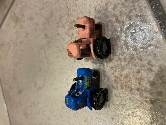 Lot de 2 mini racers Cars Tracteurs (rares) - photo numéro 2