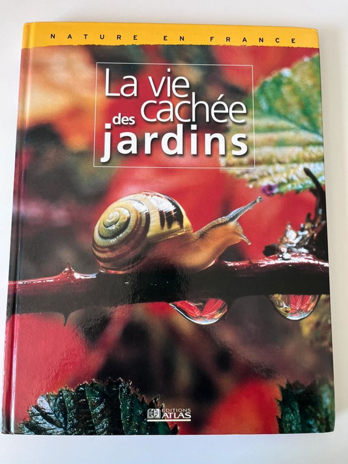 Livre la vie cachée des jardins