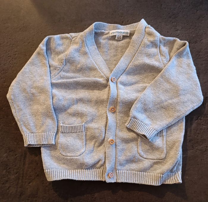 Gilet léger gris
Taille 18 mois