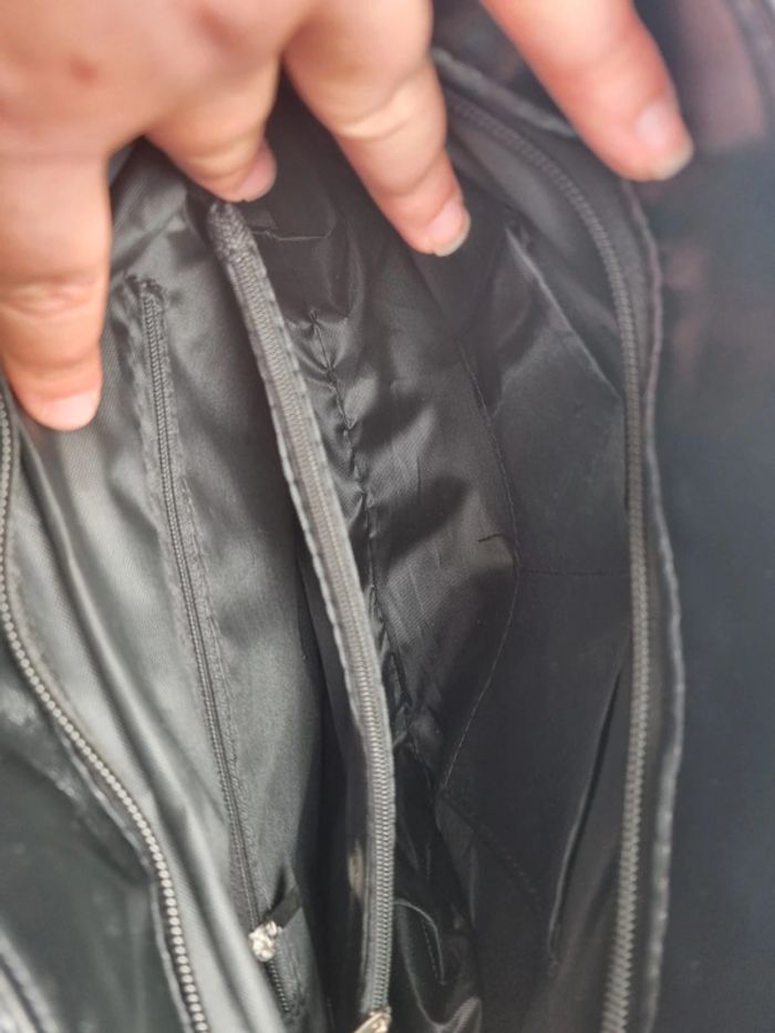 Sac noir et doré avec une pochette - photo numéro 2