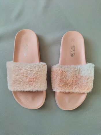 Claquettes rose clair fourrure - Pointure 33 - Lovely skull - Très bon état 