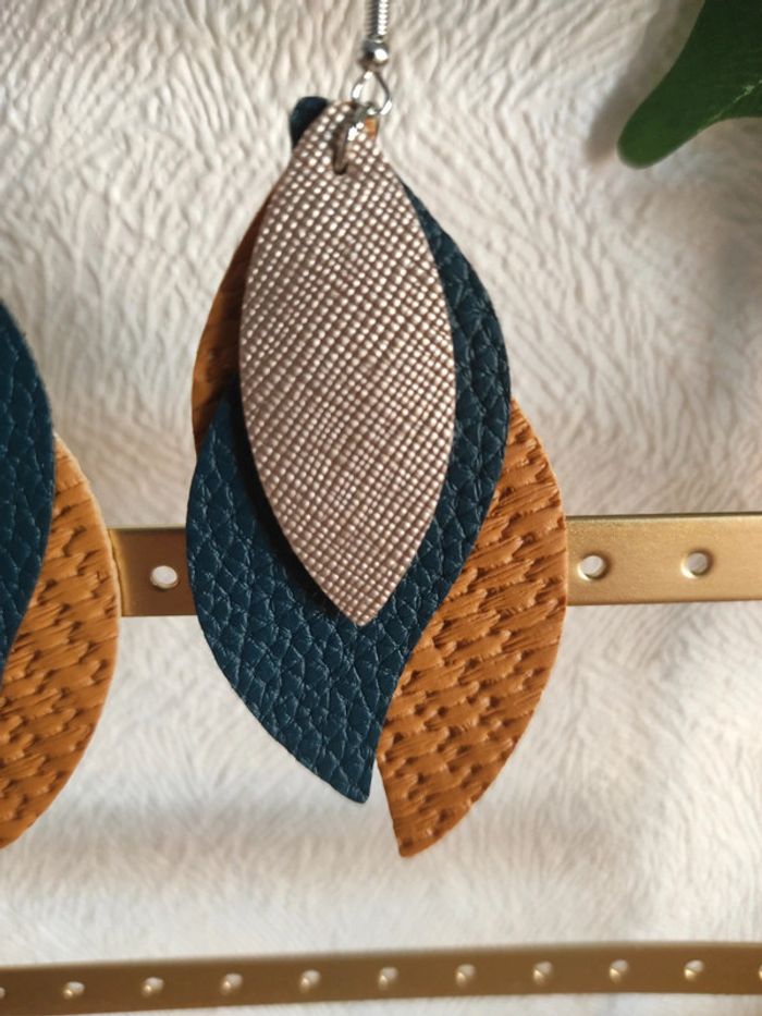 Boucles d’oreilles pendantes – Feuilles en simili cuir - photo numéro 4
