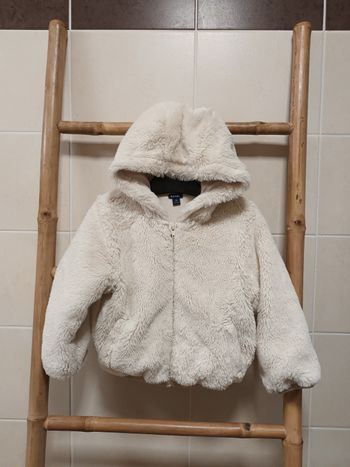 - 50 % avec le code JOUJOU50 Veste fourrure avec capuche et poches beige crème 3 ans