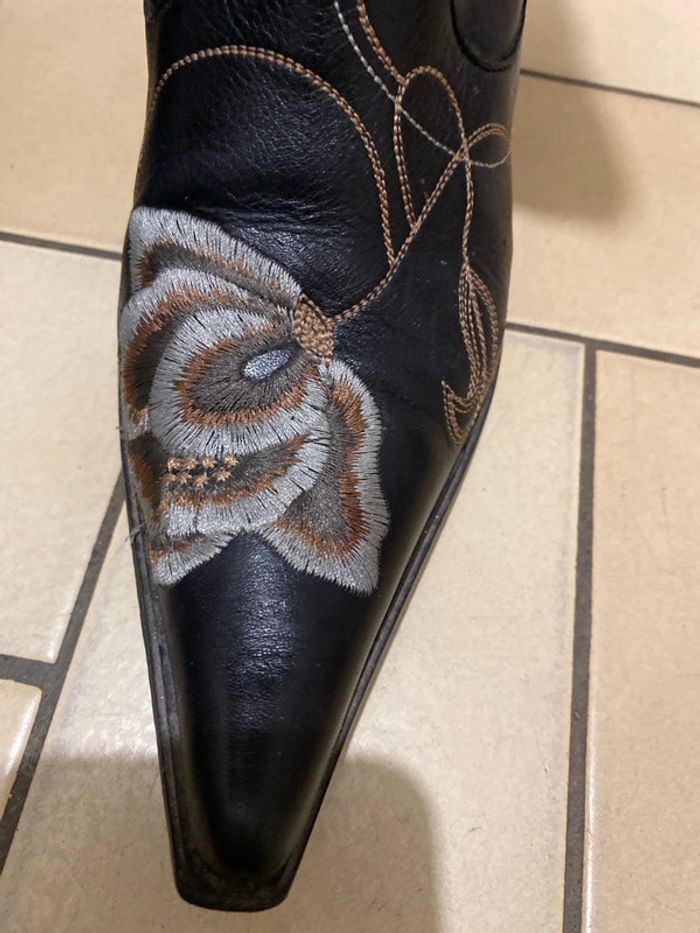 Superbes bottes brodées - photo numéro 2