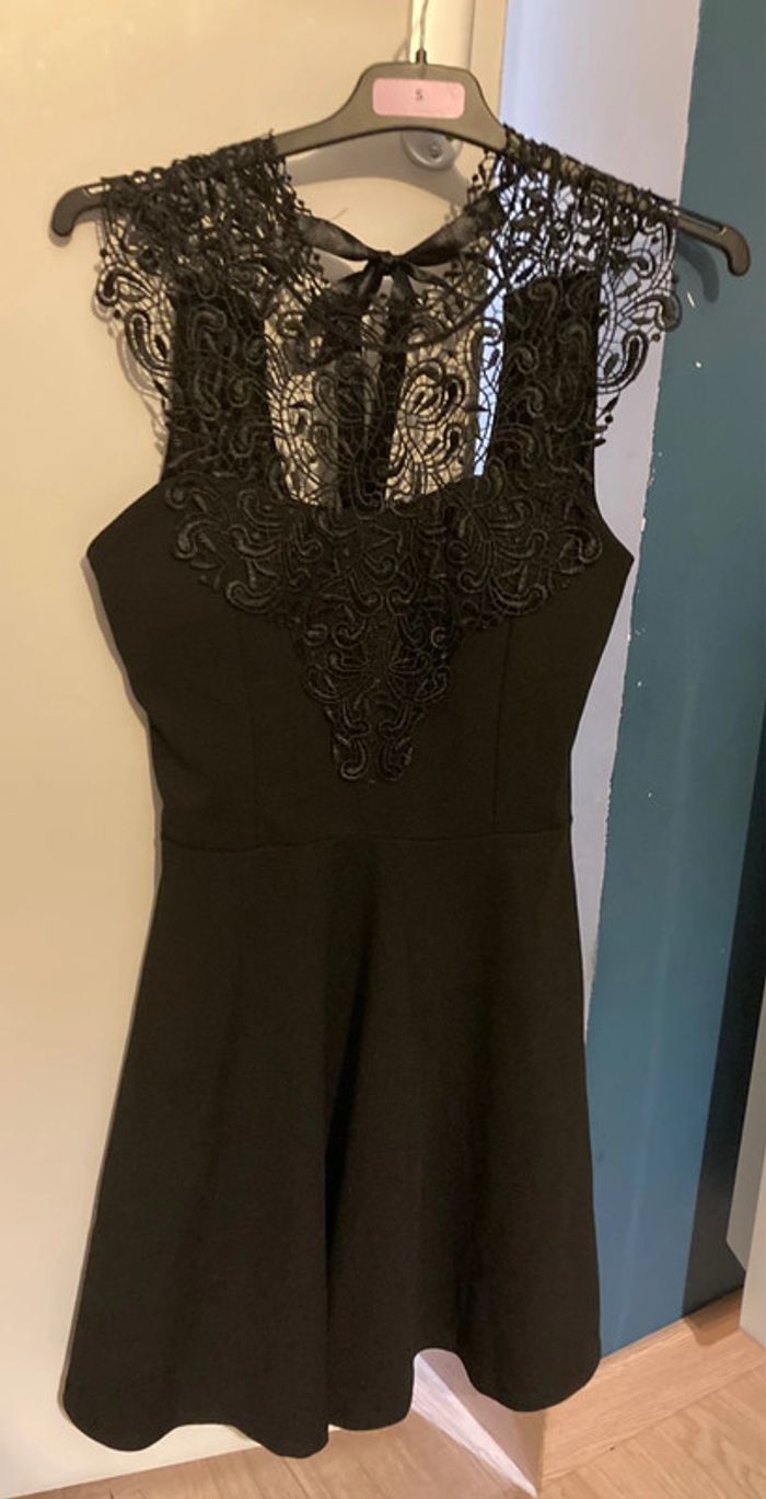 Robe noire décolleté en dentelle