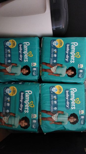 Lot de quatre paquets de couches Pampers taille 8