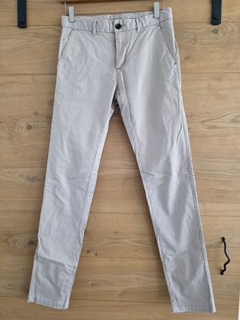Chino beige
Devred 
Taille 36
Fermeture par zip 
Une petite tâche sur la fesse
