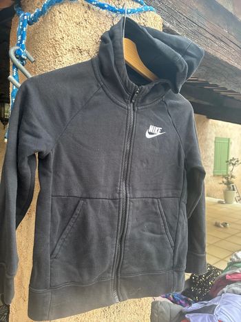 Sweat Nike taille 8/9ans