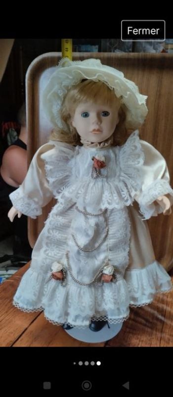 Poupée porcelaine blonde 43 cm vendue avec son pied