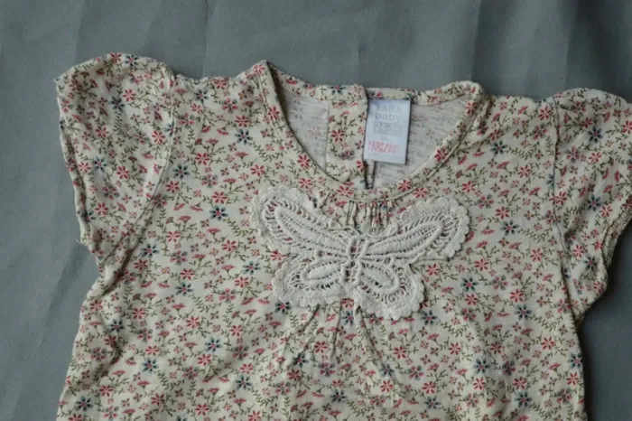 T-shirt Zara Baby fleuri papillon crochet crème 24-36 mois - photo numéro 3
