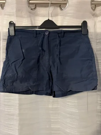 Short court bleu