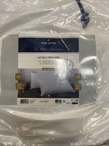 Lot de 2 oreillers Daniel hechter 60/60 neuf, couture doré,garnissage en okumes de canard,