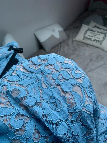 Jolie robe en dentelle bleue