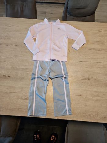 Training fille rose clair et gris, Domyos, taille 5 ans, bon état