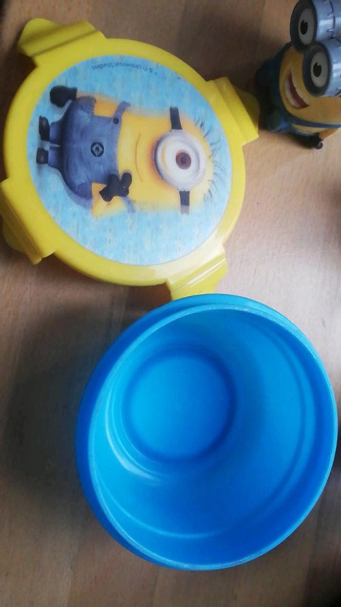 Boîte goûter et figurine minions - photo numéro 2