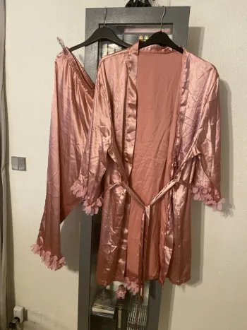 superbe ensemble toucher satin rose pantalon + veste 5 XL neuf
