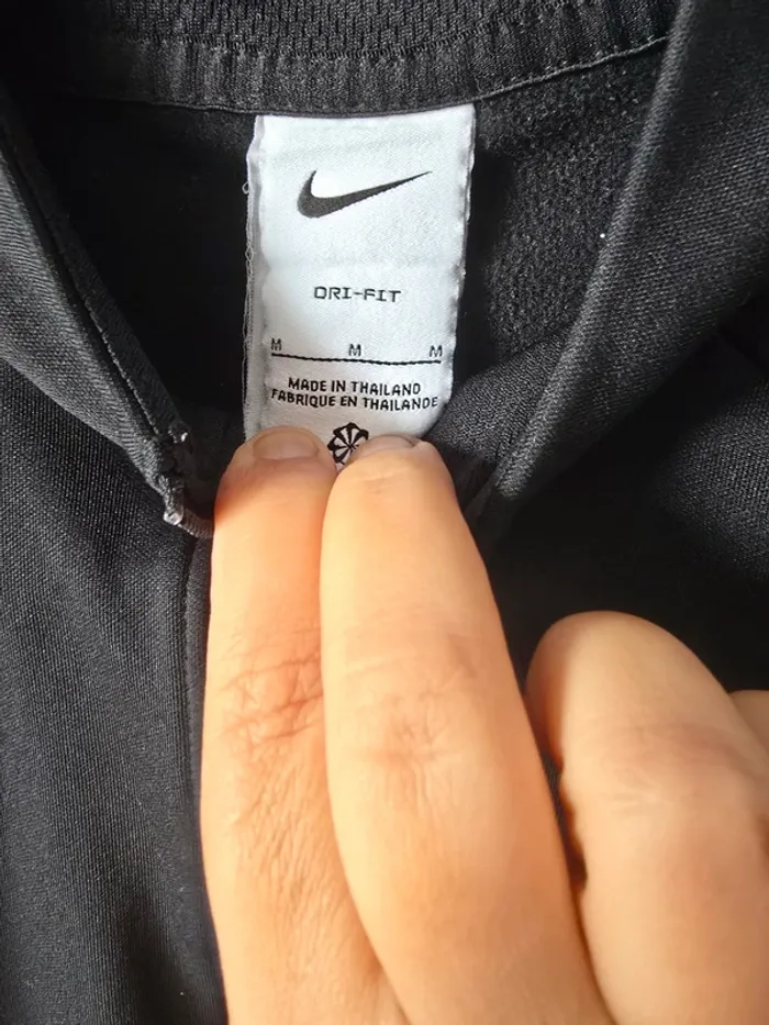 Pull Nike noir manche longue avec emplacement pouce – très bon état - photo numéro 6