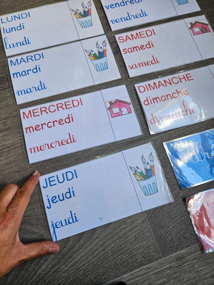 Lot étiquettes date et présence maternelle - photo numéro 2