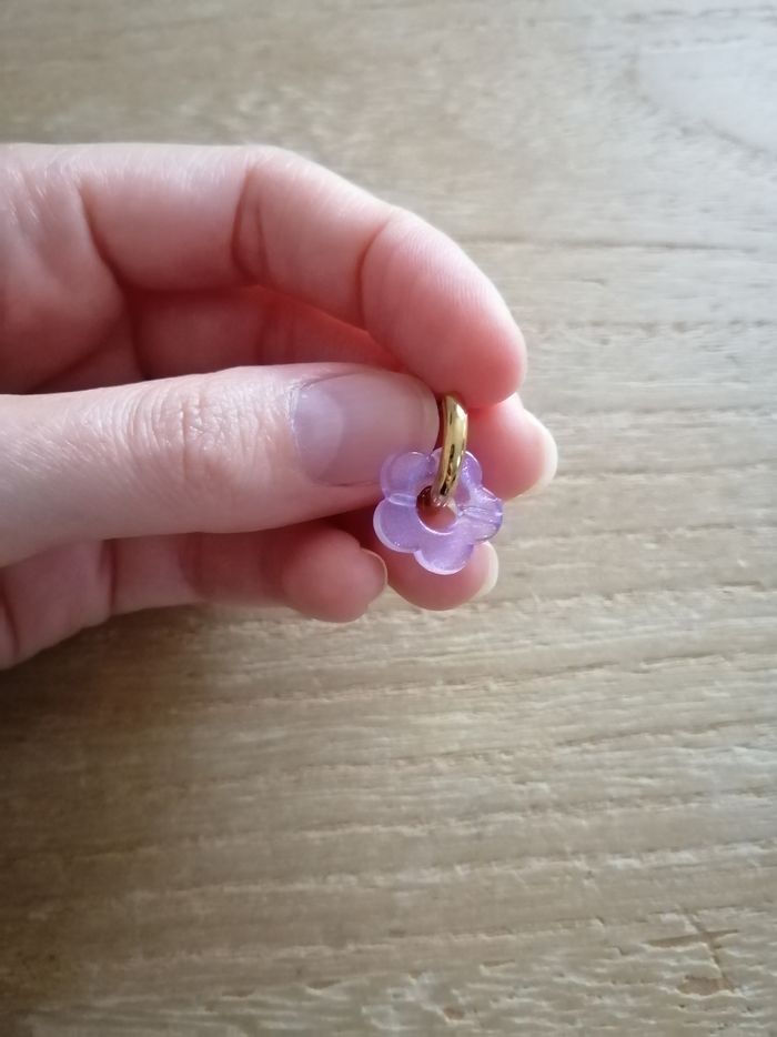 Boucles d'oreilles anneaux dorés en acier inoxydable avec petite fleur violette claire neuves - photo numéro 4
