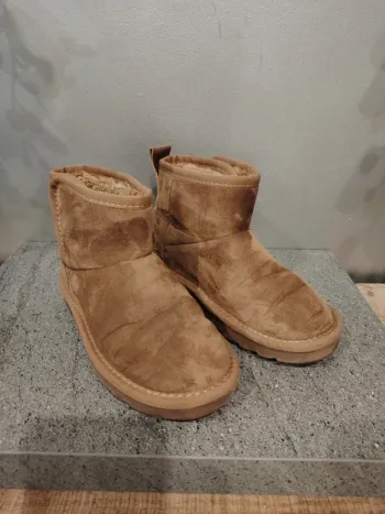 Bottines suédine camel fille pointure 31 tbe