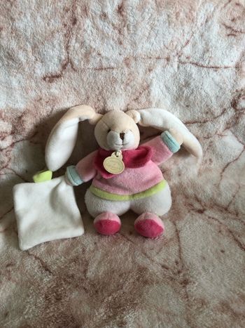 Doudou peluche Alinéa lapin rose vert mouchoir blanc DC2856AL Doudou Et Compagnie