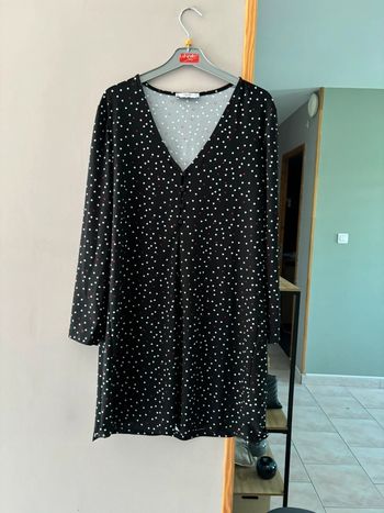 Robe droite à manches longues col V noir avec pois bordeaux et blancs
