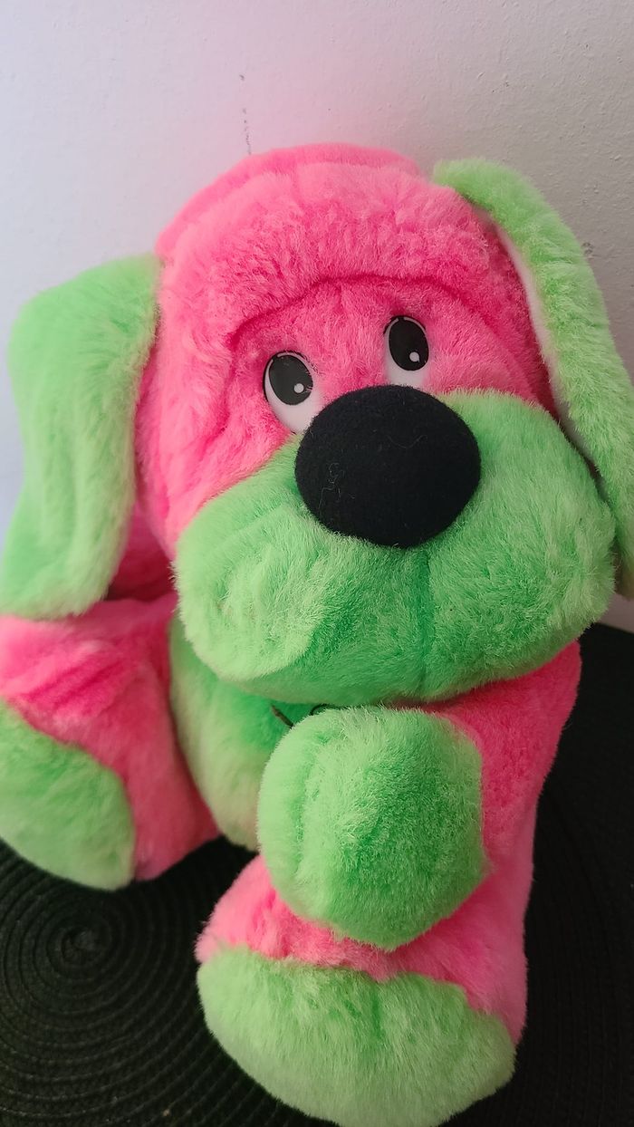 peluche chien vert rose fluo non utilisé