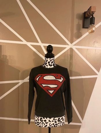 Pull gris foncé superman