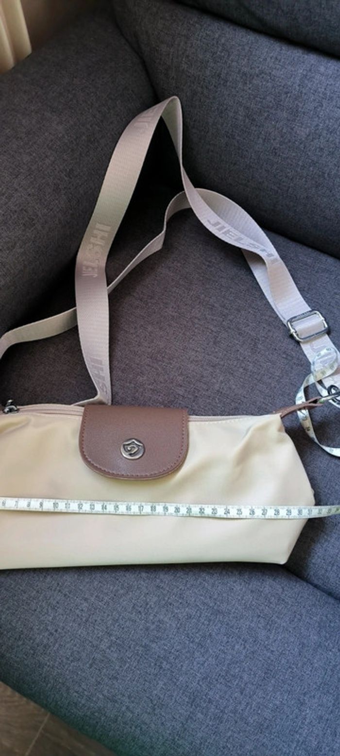 Sac à bandoulière très tendance de très bonne qualité avec compartiment - photo numéro 13
