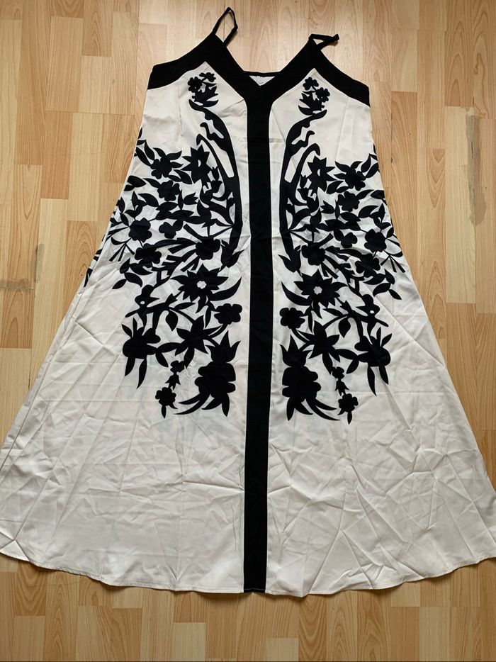 Superbe robe longue écru et noir à fleurs taille L