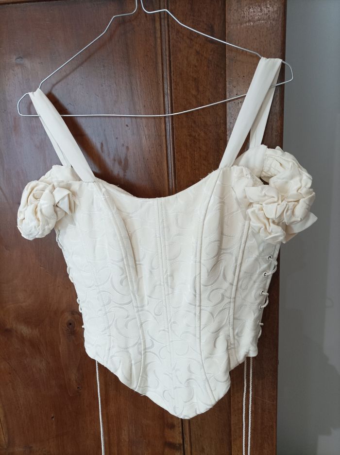 Robe de mariée  couleur ivoire matrimonia avec les gants ,un voile et un jupon. Possibilité d'une paire de chaussures en plus sur demande si ça plaît.