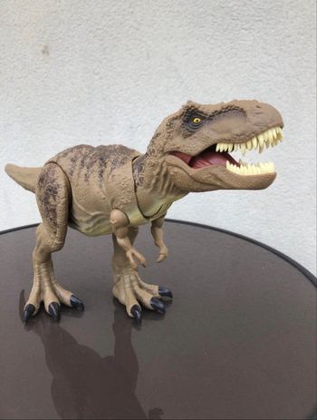 Gros dinosaure tyrannosaure jurassic world 