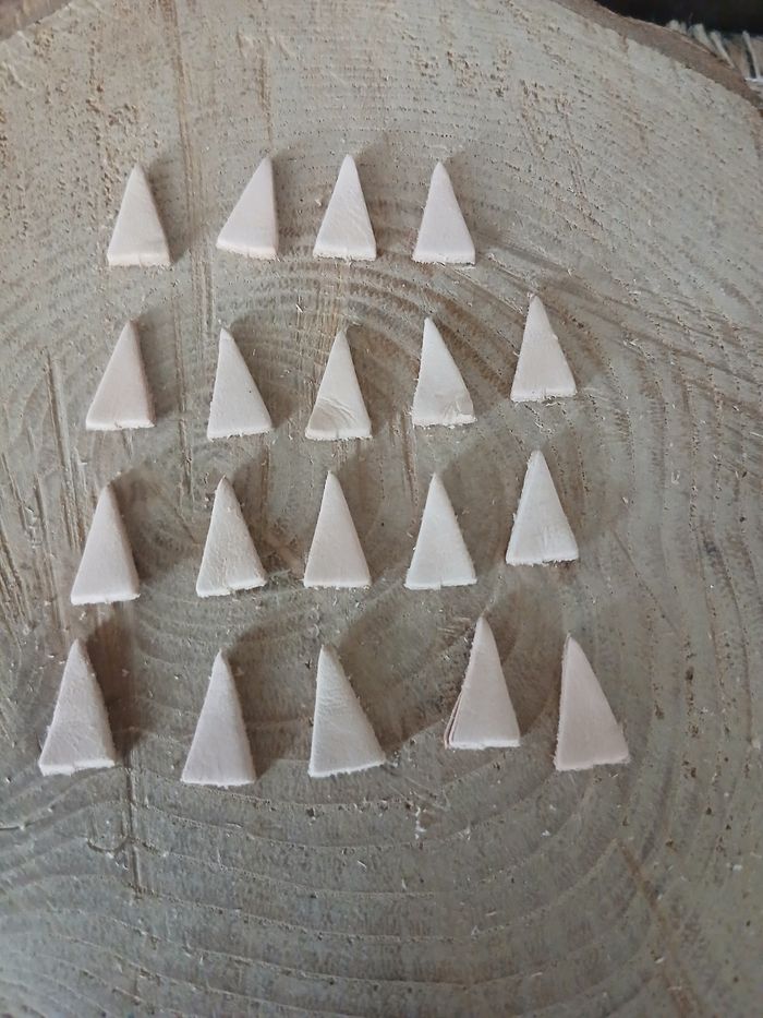 Lot de 35 petits triangles en cuir pour créations de bijoux