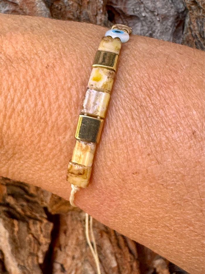 Bracelet réglable cordon écru perles carrées écrues brunes dorées œil - photo numéro 4