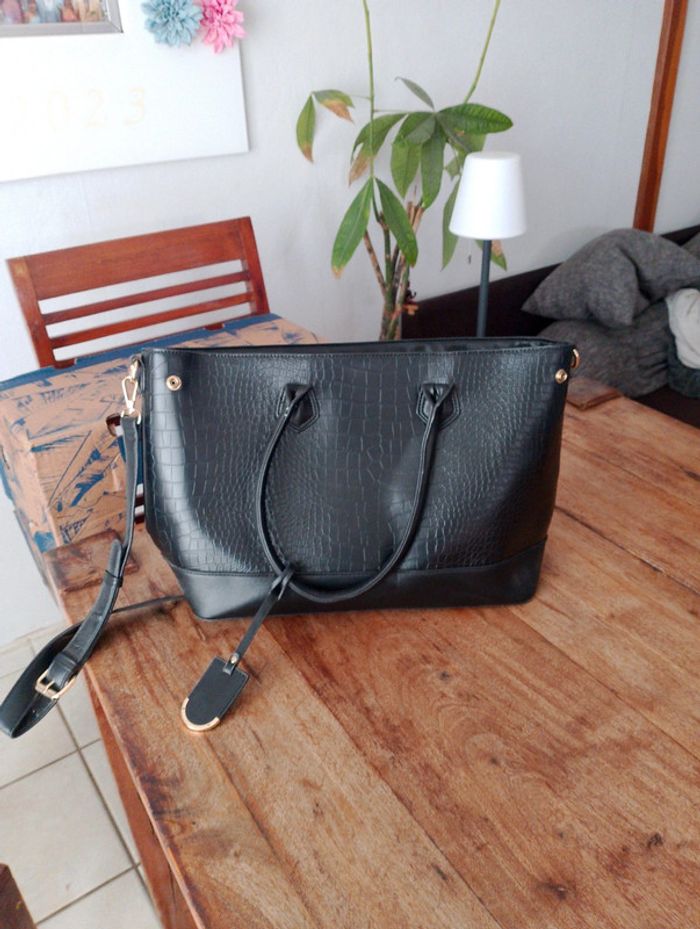 Grand sac à main noir en similicuir