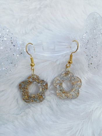 Boucles d'oreilles fleurs argentées dorées 
