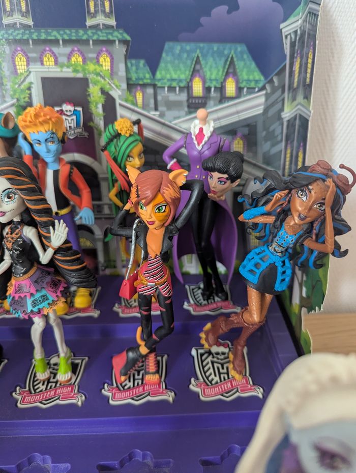 Lot de 16 figurines Monster high avec support et décor - photo numéro 5