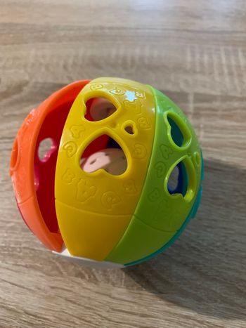 Balle tourbillonnante arc en ciel avec son de hochet playgo