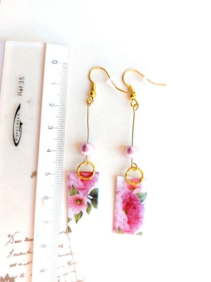 Magnifique paire de boucles d'oreilles pendantes rose floral - photo numéro 4