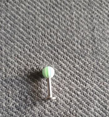 Piercing langue boule verte