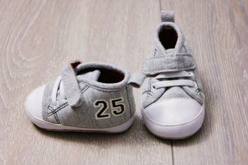 Chaussure 0/6mois grise. État neuf