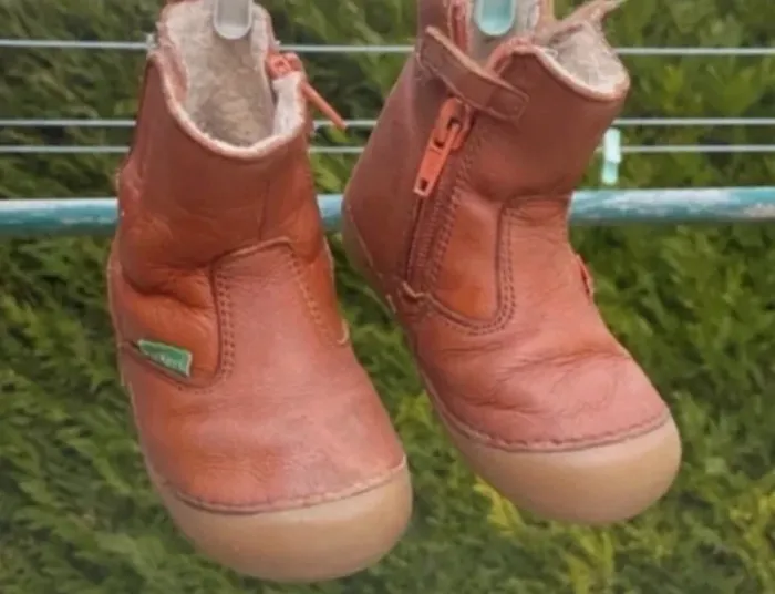 Bottes en cuir de la marque Kickers, taille 20. En très bon état - photo numéro 3