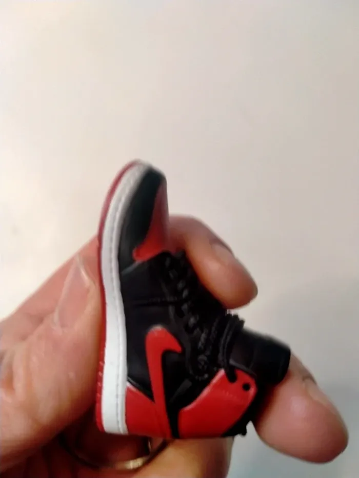 Porte-clés miniature basket Air Jordan 1 "Bred" - photo numéro 4
