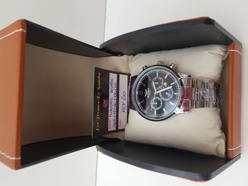 Montre Argentée Et Noire Homme