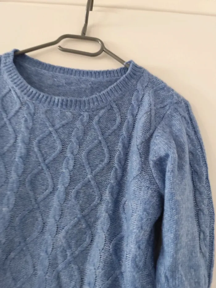 Pull torsadé bleu