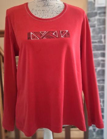 Pull fin rouge imprimé et avec le col argenté