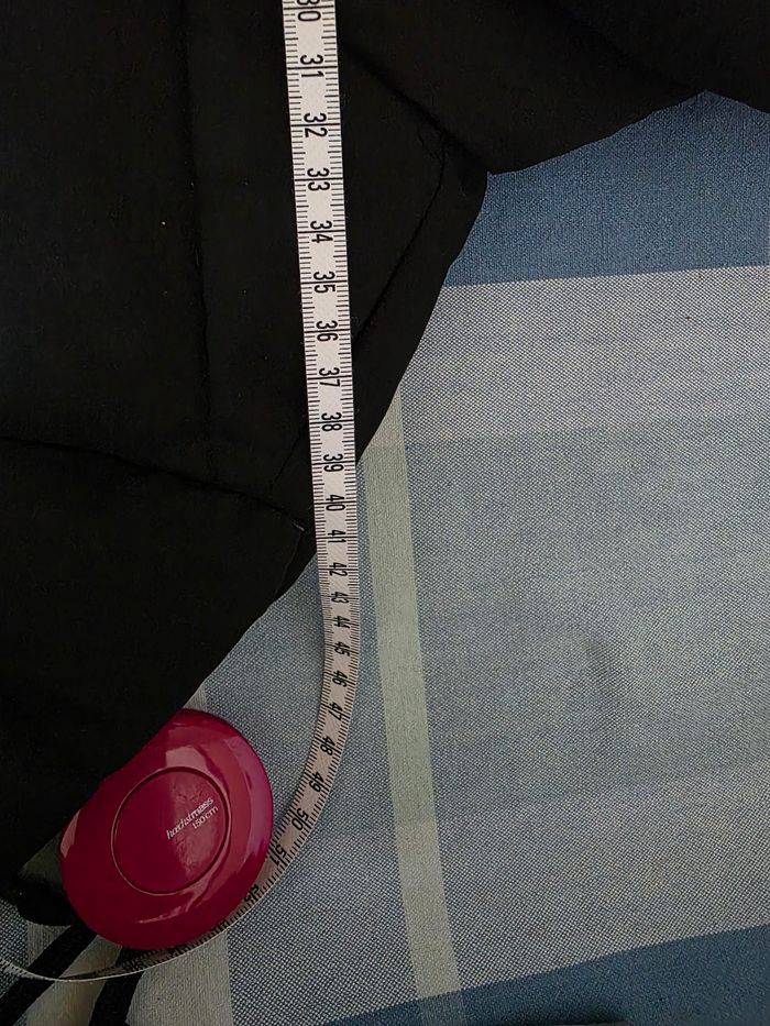 Doudoune, noir a zip doré , 2 poches devant, col moumoute, en très bon état, en polyester, largeur d'épaule 41cm, largeur sous bras 52cm, longueur 60cm, marque In Extenso =8€ - photo numéro 7