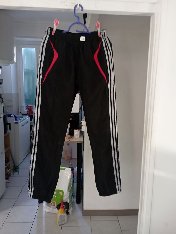 Bas  de survêtement adidas taille m. couleur noir et rouge très jolie - photo numéro 4