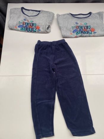 Un pyjama garçon velours gris et marine taille 5